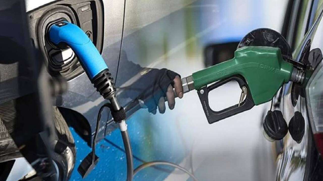 Sürücüler depoları fulleyin! Akaryakıta peş peşe ikinci zam! Bu gece yarısından itibaren geçerli olacak 2